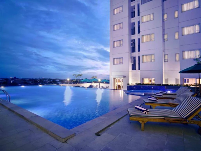 Infinity Pool Eksklusif dengan Panorama Jakarta Malam Hari